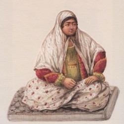 زنی است که در دسته خانم خرسوار روضه می خواند