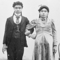 دو زن در لباس زنانه و مردانه