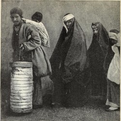 حرکت زنان در شب با فانوس