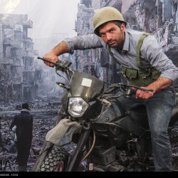 مدافعان حرم در مقابل ویرانه های سوریه