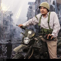 مدافعان حرم در مقابل ویرانه های سوریه