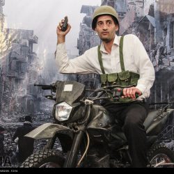 مدافعان حرم در مقابل ویرانه های سوریه