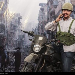 مدافعان حرم در مقابل ویرانه های سوریه