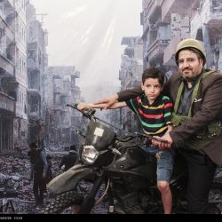 مدافعان حرم در مقابل ویرانه های سوریه