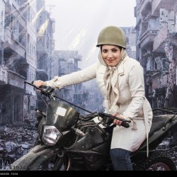 مدافعان حرم در مقابل ویرانه های سوریه