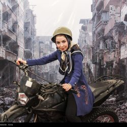 مدافعان حرم در مقابل ویرانه های سوریه