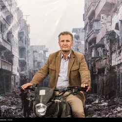 مدافعان حرم در مقابل ویرانه های سوریه