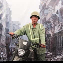 مدافعان حرم در مقابل ویرانه های سوریه