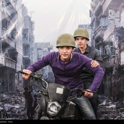 مدافعان حرم در مقابل ویرانه های سوریه