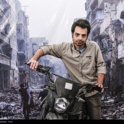 مدافعان حرم در مقابل ویرانه های سوریه