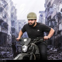 مدافعان حرم در مقابل ویرانه های سوریه